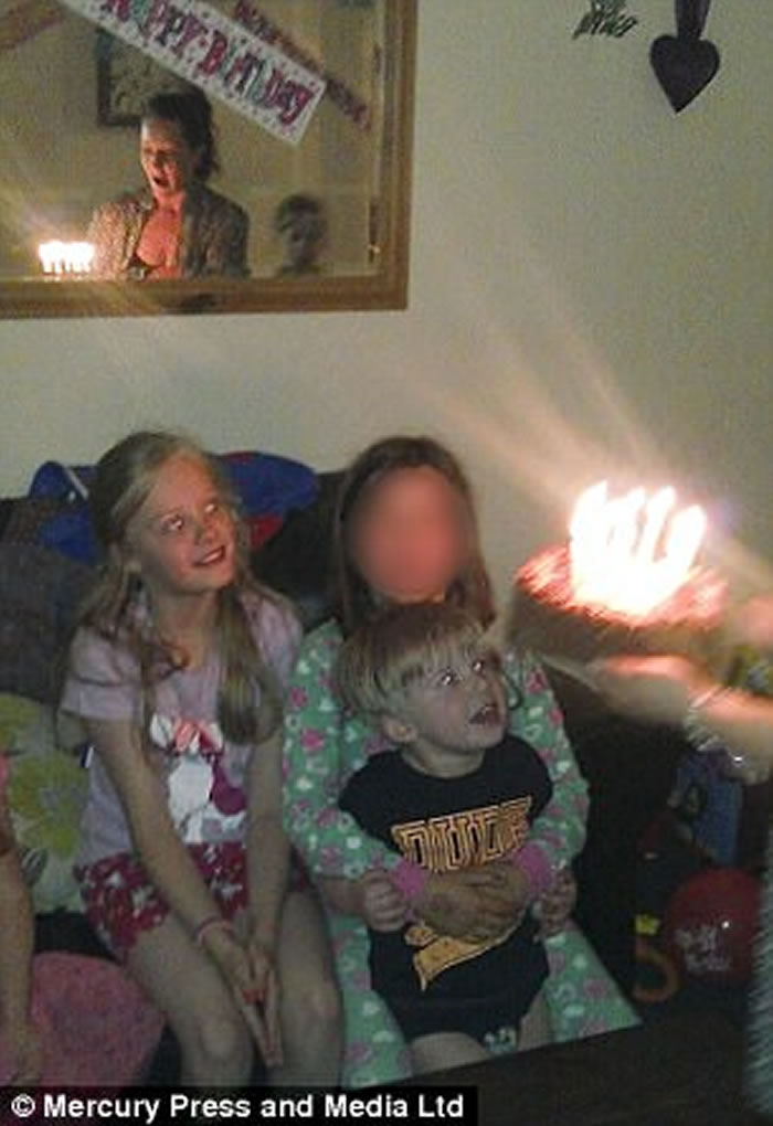 英国北威尔斯家庭生日会上竟拍到男孩鬼影