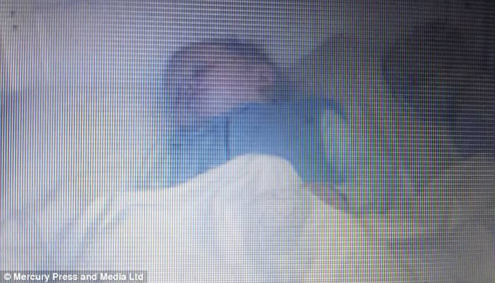 英国德文郡家中监控拍到“鬼婴”陪儿子同床睡 父亲吓得冲上楼却什么都没看到