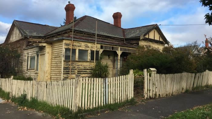 澳洲墨尔本发生离奇事件：女子拆下无人居住的“鬼屋”围栏后人间蒸发