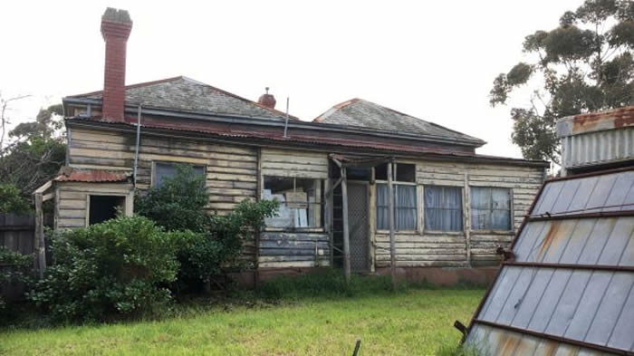 澳洲墨尔本发生离奇事件：女子拆下无人居住的“鬼屋”围栏后人间蒸发