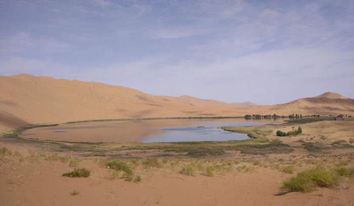 巴丹吉林沙漠沙山与湖泊景观