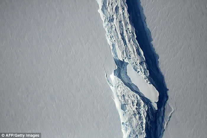 万亿吨重巨型冰山从南极拉森-C冰架断裂脱落 面积如5个香港