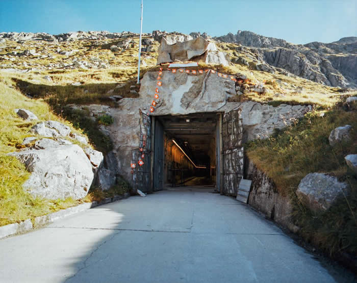萨索达皮尼亚碉堡的入口 PHOTOGRAPH BY RETO STERCHI