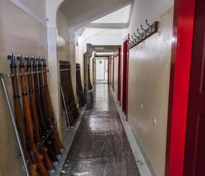 瓦尔布兰德碉堡的走廊边放着一排卡宾枪 PHOTOGRAPH BY RETO STERCHI