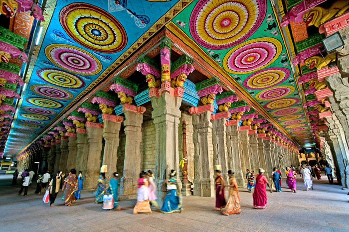 神庙天花板与立柱均装饰有画工精致的图纹。 PHOTOGRAPH BY IMAGEBROKER/ALAMY STOCK PHOTO