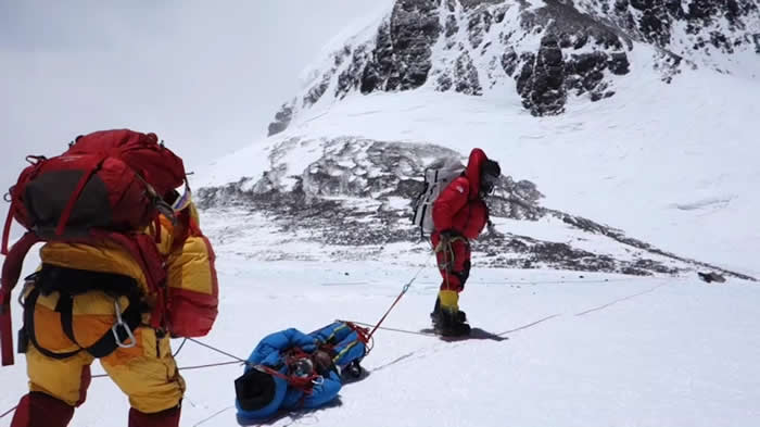 英勇的雪巴人向导与队友帮助两位身陷珠穆朗玛峰危难的登山客安然下山