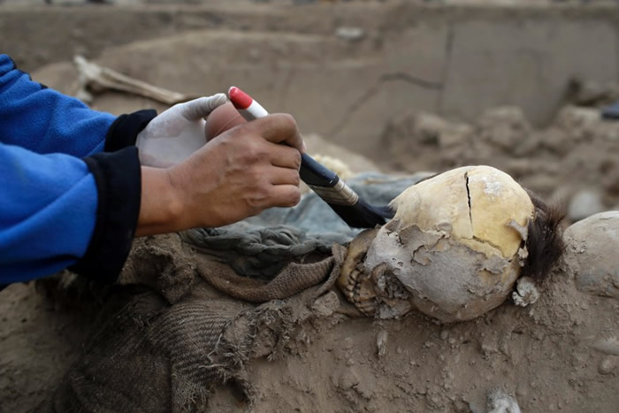 考古地点内有多具直接埋葬于泥土下的骸骨。