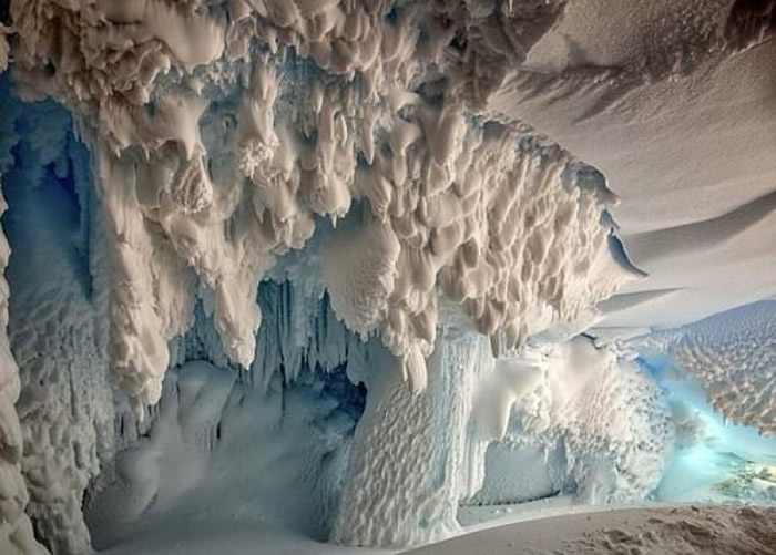 冰川底下埋藏温暖地洞。