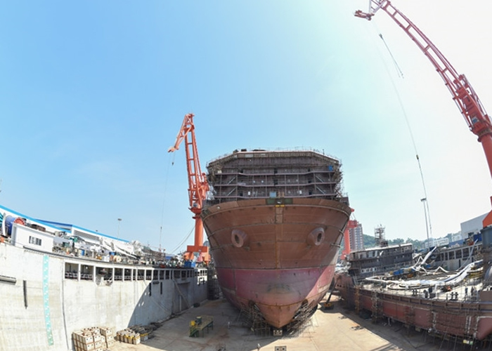 中国正在建造的世界首艘深海采矿船，目前正在安装船载设备。