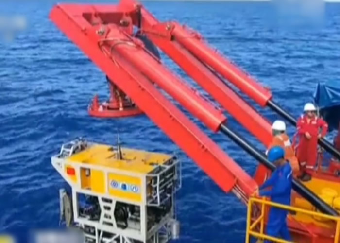 科研人员首次进行6000米级深海科考型遥控潜水器海试。