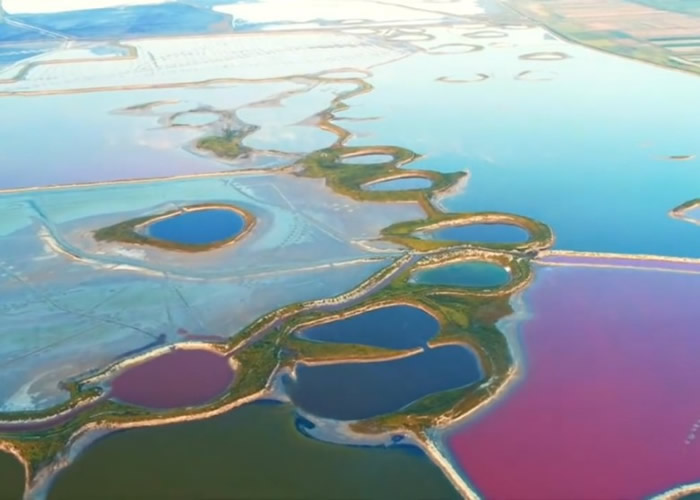 盐湖犹如色彩斑斓的调色碟。