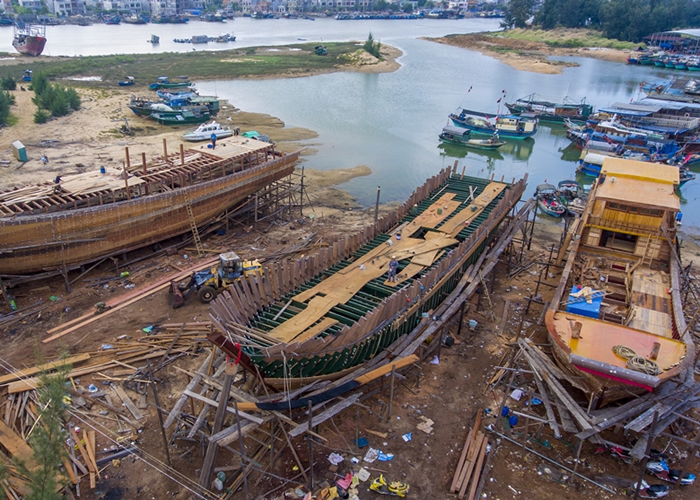 海南临高县明路造船厂正在加紧手工制造两艘220吨和一艘130吨的大木船。