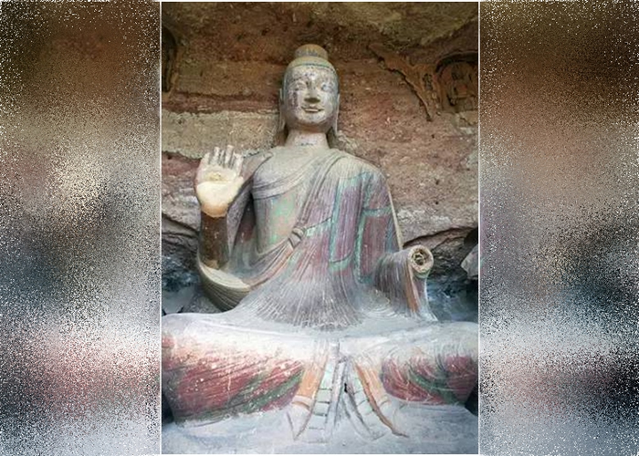 石窟内的佛像出现破损。