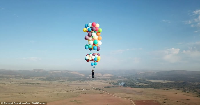 英国历险公司老板乘着100个氦气球和露营椅冲天跨越非洲25公里