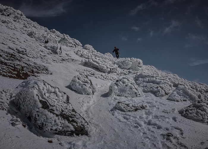 沿着旭岳积雪山陵徒步的健行者。这座公园每年平均累积将近14公尺深的积雪，是个再好不过的冬季运动场。 PHOTOGRAPH BY JAMES WHITLOW DE