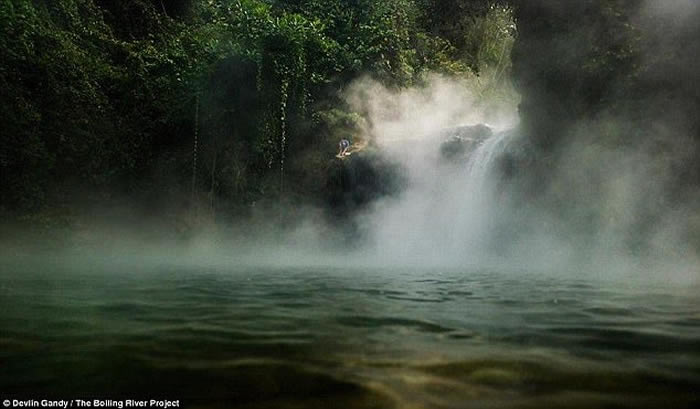 南美洲秘鲁亚马逊森林内传说中存在的河道水温竟然高达摄氏100度