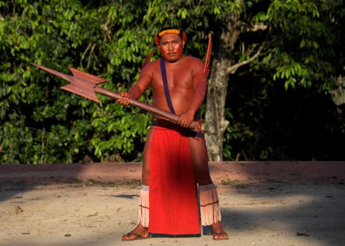 族人手持传统的歌舞用具。