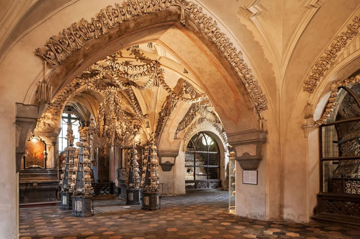 凄美的塞德莱茨藏骨堂（The Sedlec Ossuary）以漂白后雕刻的人骨作装饰。 PHOTOGRAPH BY MAREMAGNUM, GETTY IMAG