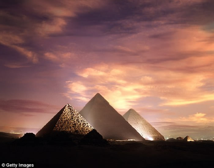 埃及考古学家重新打开“下了诅咒的墓室”供参观 里面埋着建造吉萨大金字塔的人的骸骨
