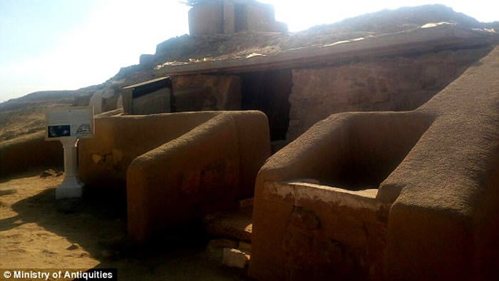 埃及考古学家重新打开“下了诅咒的墓室”供参观 里面埋着建造吉萨大金字塔的人的骸骨