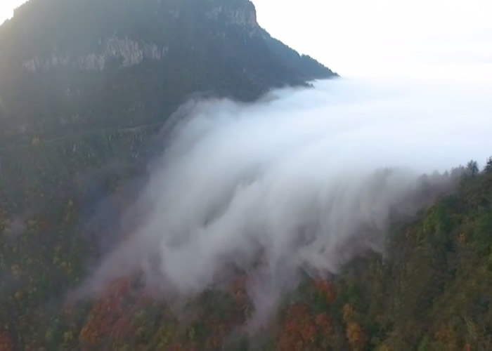 云海瀑布奇观一直持续了逾4个小时。