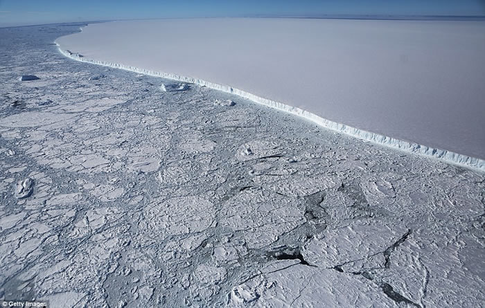 南极拉森冰架崩解 超巨型冰山曝光