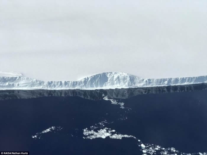 南极拉森冰架崩解 超巨型冰山曝光
