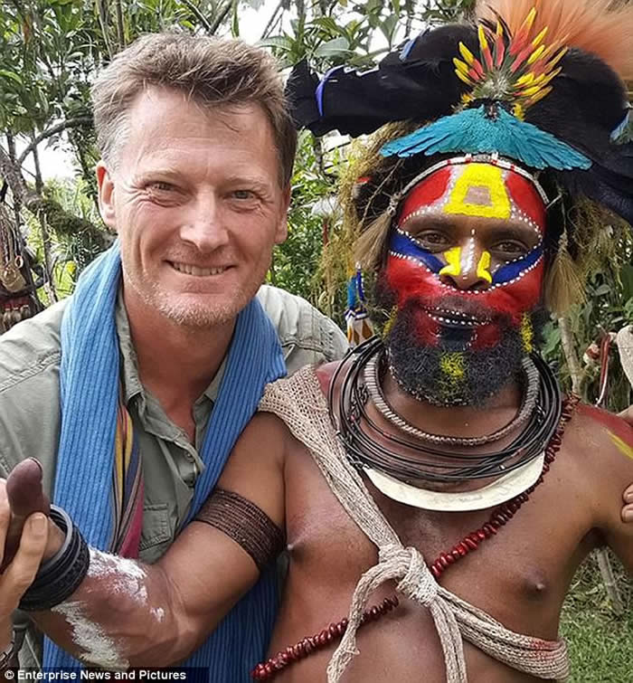 英国探险家Benedict Allen前往巴布亚新几内亚寻找消失的原始部落亚佛族