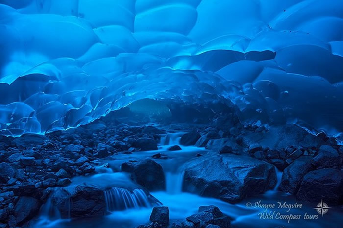 美国阿拉斯加州门登霍尔冰河冰洞内部美照