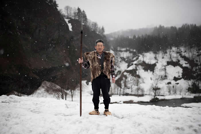 伊藤良一穿着又鬼猎人的传统背心与鞋子。如今猎人只在特殊仪式才穿这种服装，不过有些人仍在打猎时穿着皮衣御寒。 PHOTOGRAPH BY JAVIER CORSO