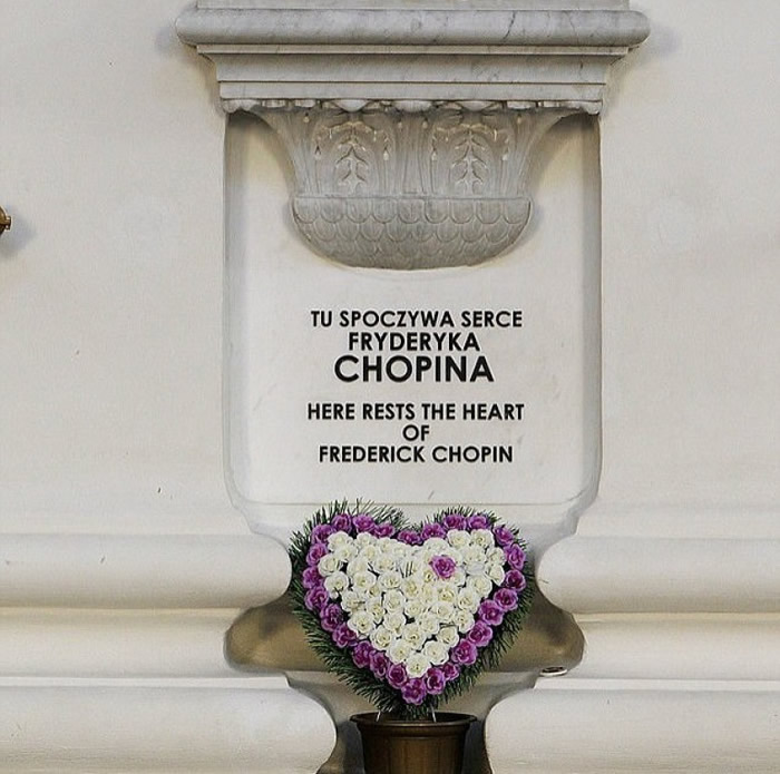 萧邦心脏安放在波兰华沙的圣十字教堂中。