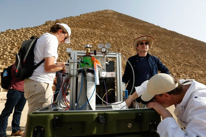 考古学家利用仪器勘测吉萨金字塔内部。