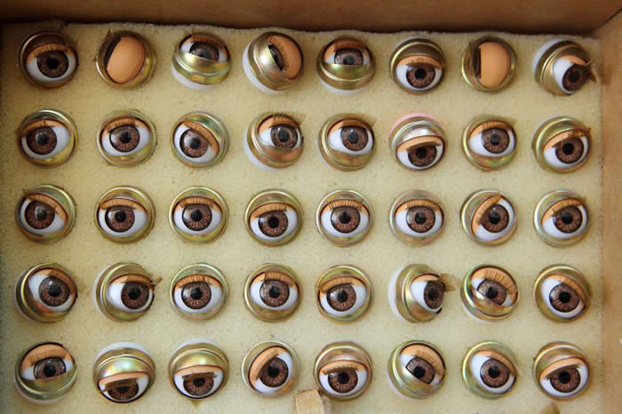眼睛与其他零件排列在橱柜里，用于耗时耗力的修理工作。 PHOTOGRAPH BY NICK SINCLAIR, ALAMY STOCK PHOTO