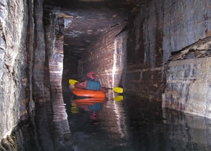 洞穴的水位很深，需要乘坐橡皮艇。