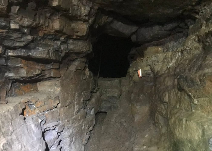 进入图中的洞口后，就抵达新发现的洞穴。