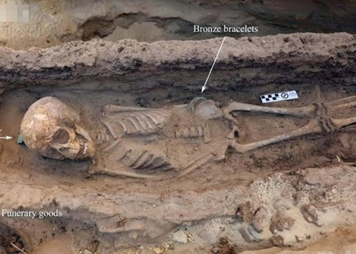 考古学家在格贝尔山石矿场遗址出土该批童墓及遗骸。