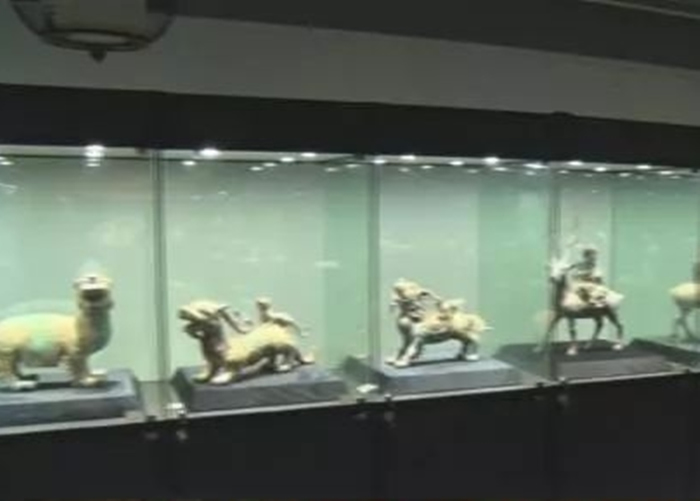 展厅摆放的青铜器部分是墓葬品。