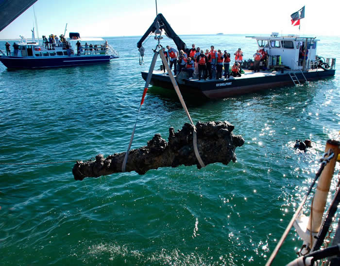 北卡罗来纳州外海发现臭名远播的海盗黑胡子的安妮女王复仇号，吸引全世界目光。 2011年，一座1吨重的大炮从沉船上被吊出水面。 PHOTOGRAPH BY HOL