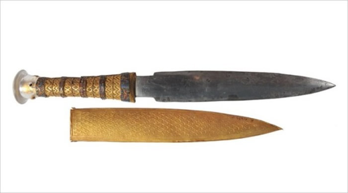 图为图坦卡门的“陨石匕首”。