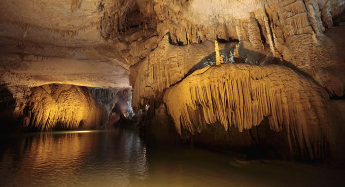 墨西哥金塔纳罗奥州发现世界最大水下洞穴 长达347公里