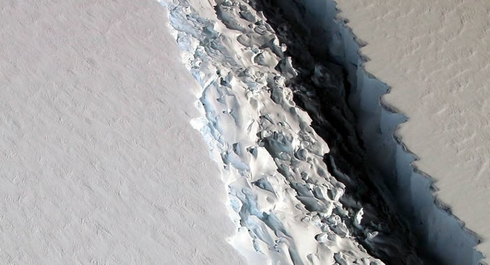 美国NASA科学家称发现地球有史以来最大型冰山 重量达到万亿吨