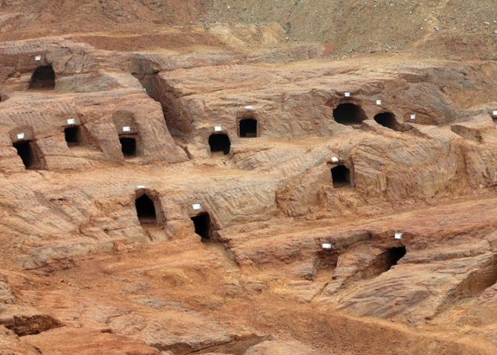 考古人员共发掘出200多座崖墓。