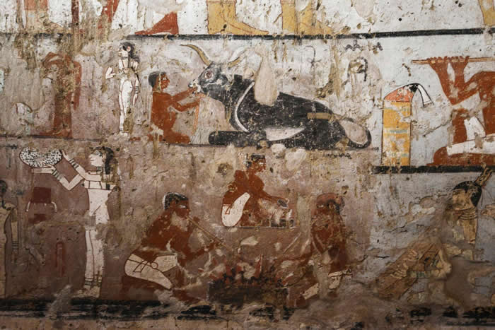 照片可大致看出这座古王国女祭司墓中的珍罕壁画保存良好，该墓位在开罗南方郊区的吉萨平原上。 PHOTOGRAPH BY MOHAMED EL-SHAHED, AF