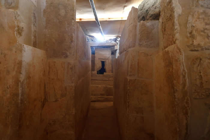 这座古王国墓室的入口通往一座Ｌ型神龛。 PHOTOGRAPH BY AMR ABDALLAH DALSH, REUTERS