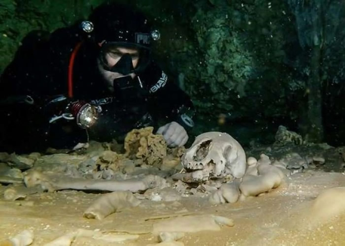 团队于洞穴发现骸骨。