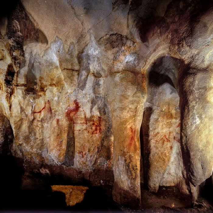科学家在西班牙一处洞穴中发现这幅由红色水平与垂直线组合成的梯状图。这幅作品绘于超过6万4000年前，这表示作者是尼安德特人。 PHOTOGRAPH BY P.