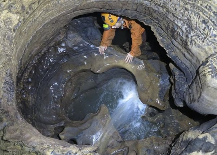 科考人员在洞内还发现了地下梯田、洞穴石瀑布等奇观。