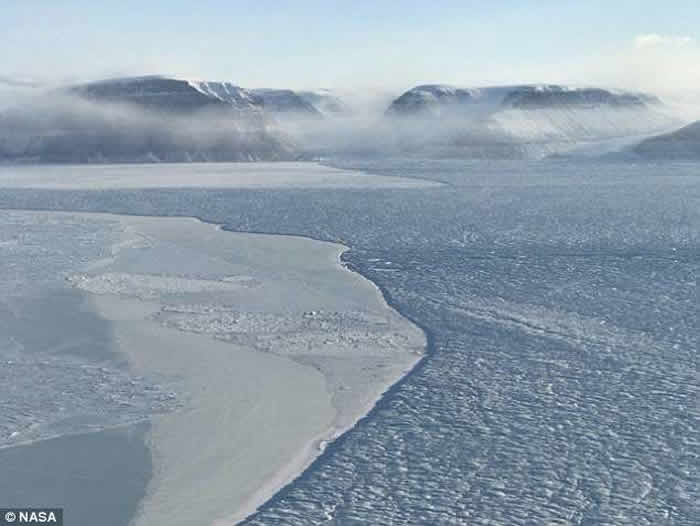 美国NASA从空中拍摄北极时发现冰层中的神秘孔洞