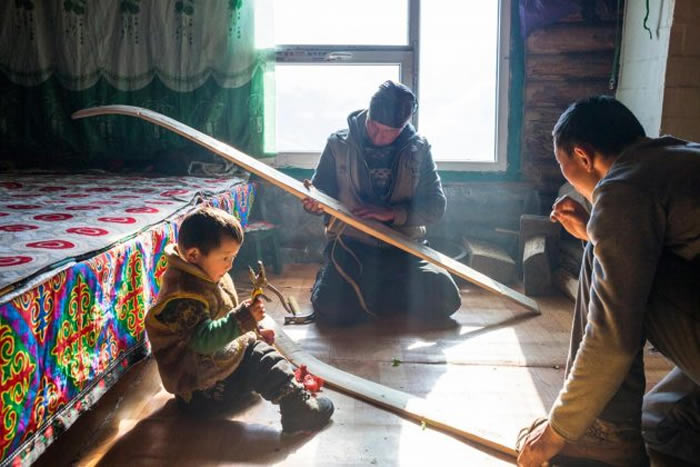 世界上许多最偏远地区的语言都陷入消失危机。图中居住于中国阿尔泰山区的村人正在雕刻新的滑雪板。由于这道山脉与俄罗斯、中国、蒙古与哈萨克接壤，使得濒危的阿尔泰语成为