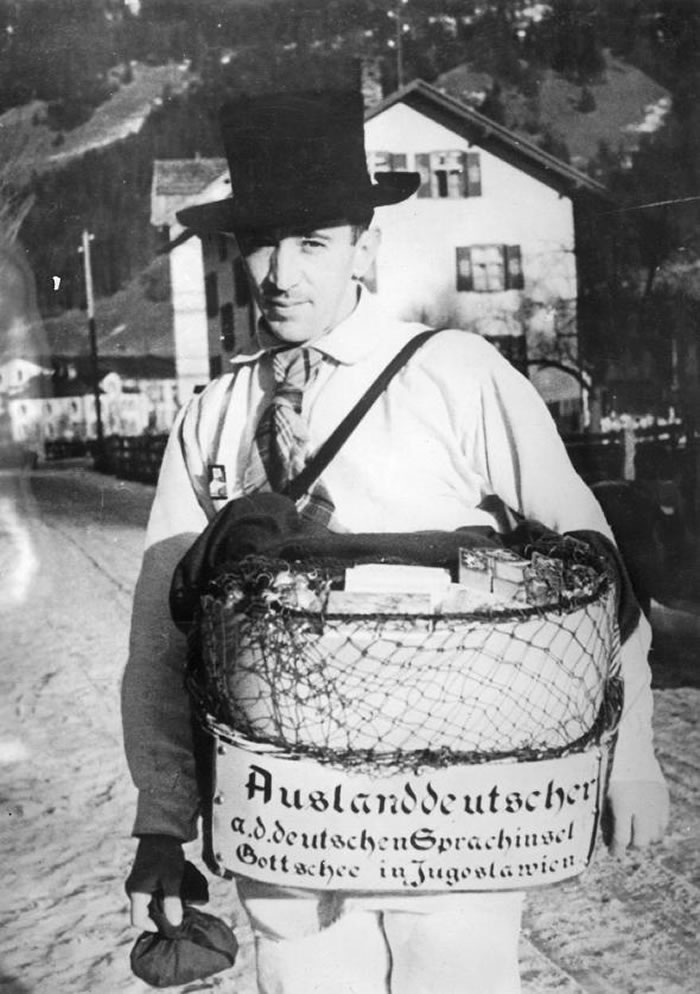 1936年，科切维地区的一名日耳曼男子摆好姿势拍了这张人像照。第二次世界大战以后，科切维聚落被拆散，有数千居民迁往美国。如今很少人还会说这种语言。 PHOTOG